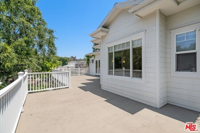 Building Photo - 453 S Bentley Ave