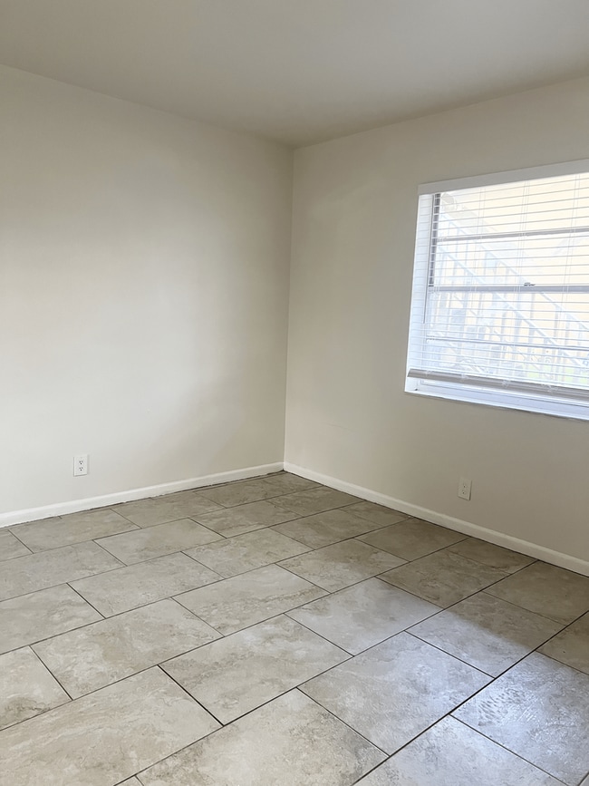 Building Photo - LARGE NEWLY RENOVATED 2 BEDROOM APARTMENTS Application fee is waived during move in