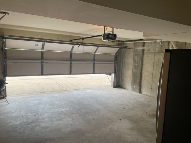 Building Photo - Beautiful 2 Bed, 1.5 Bath Townhome on the Edge of the Desirable Hill Neighborhood Available for Rent