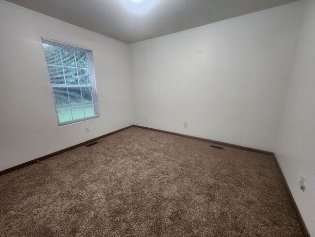 Building Photo - 2 Bedroom Lower Apartment