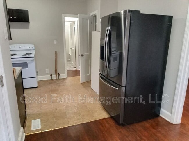 Building Photo - 203 E 11th St