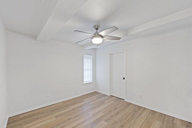 Building Photo - 1106 Stonehaven Blvd