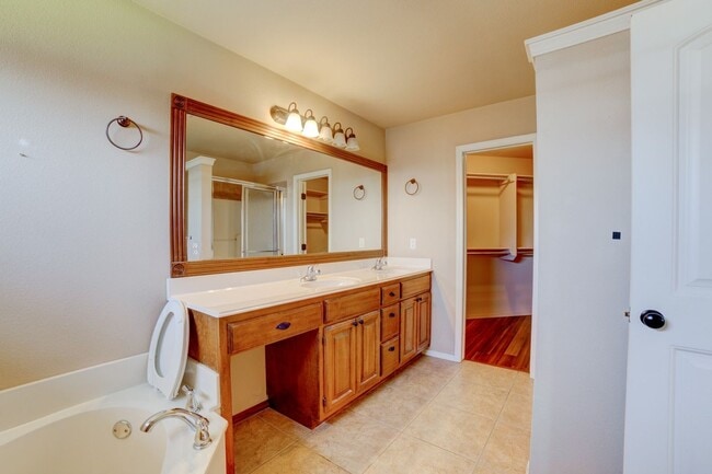 Building Photo - Tulsa Beauty Available Beginning of Januar...