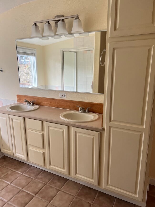 Building Photo - 9400 SW 3rd Ave