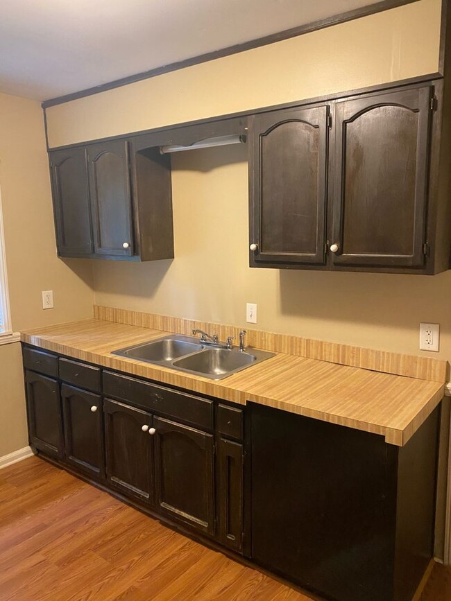 Building Photo - Move In Special Offered! Limited Time only...