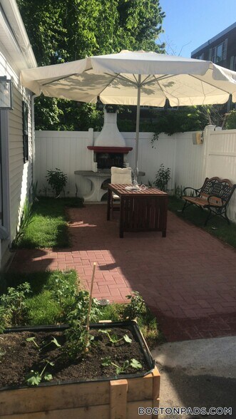 Building Photo - 7 Webster St