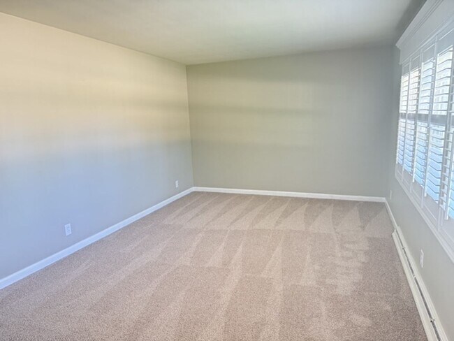 Building Photo - Beautiful 2 BR house in Bloomington. 1.5 bathroom