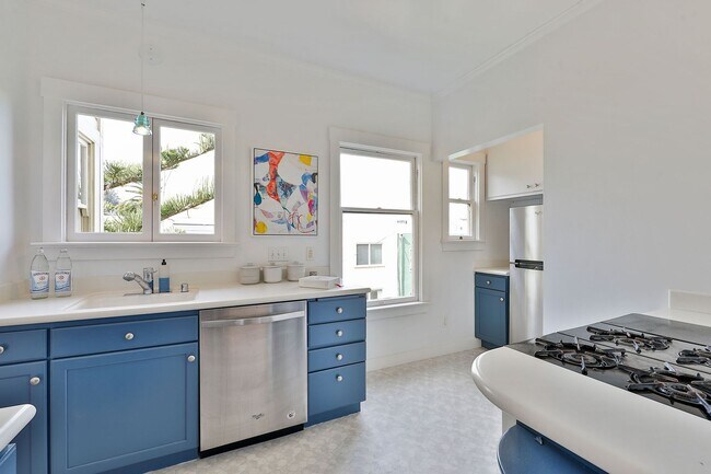 Building Photo - Cole Valley: Bright Top Floor Unfurnished 1 Bed 1 Bath with Garage Parking