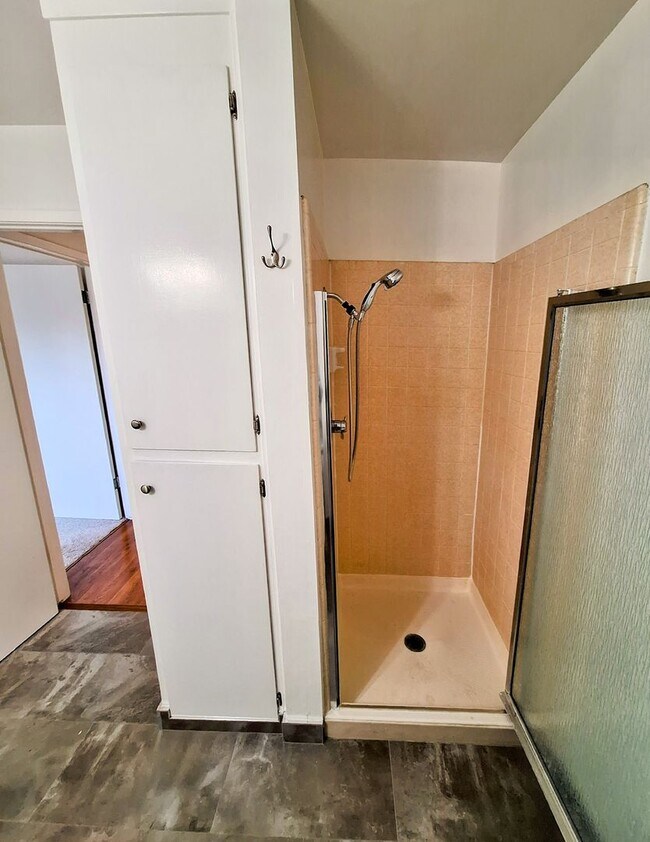 Building Photo - Spacious Second Floor 1bd Condo in Great P...