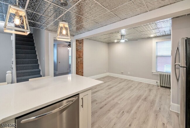 Building Photo - 204 Forest St