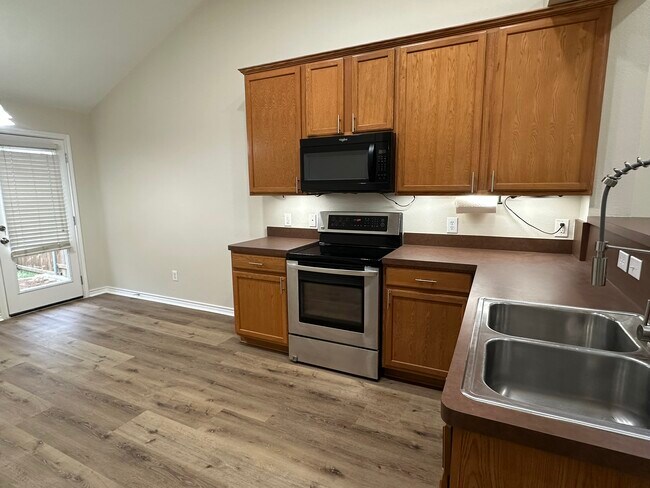 Building Photo - 9000 Eastwood Ave