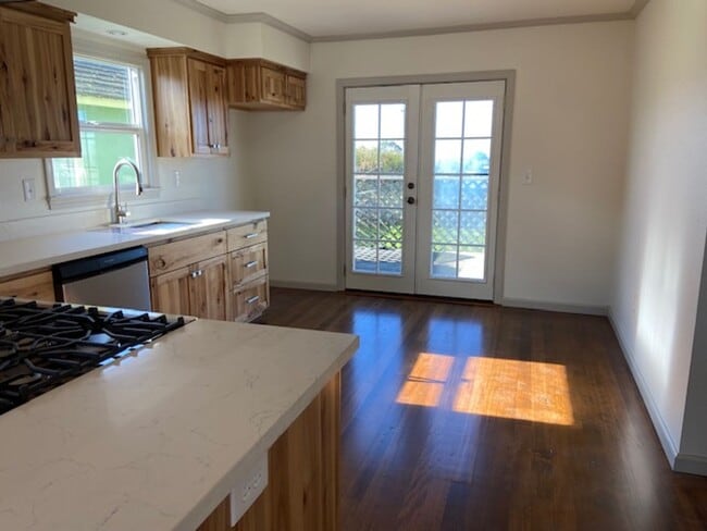 Building Photo - Beautifully done, 2/1 house in Eureka