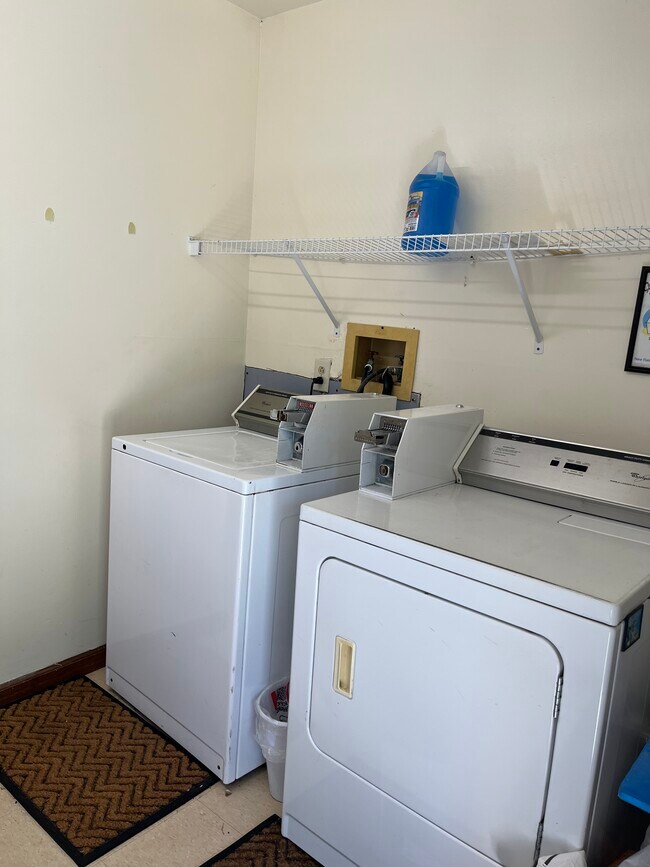 Laundry room (coin-operated) - 34 Beacon Rd