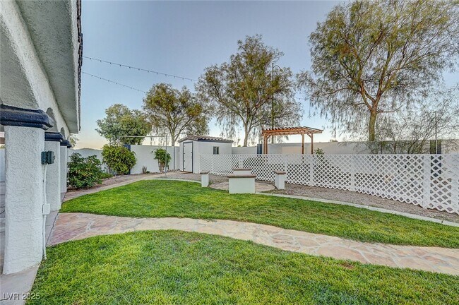 Building Photo - 5470 Logville St