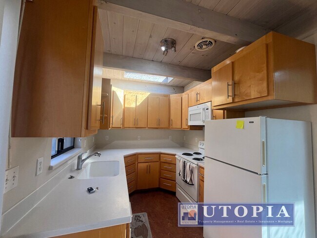 Building Photo - Adorable 1 bedroom, 1 bathroom triplex uni...