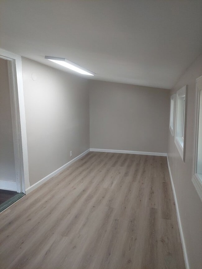 Building Photo - Cute duplex Jordan/ Johnson area Move in R...