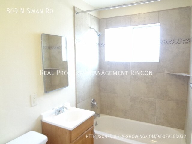 Building Photo - 809 N Swan Rd