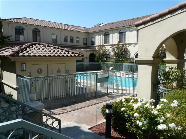 Building Photo - Remodeled and spacious 1 bedroom, 1 bathroom Condo in Downtown San Jose