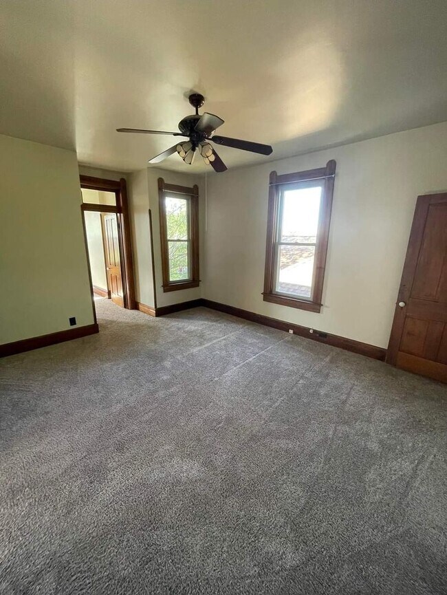 Building Photo - 319 S 8th St