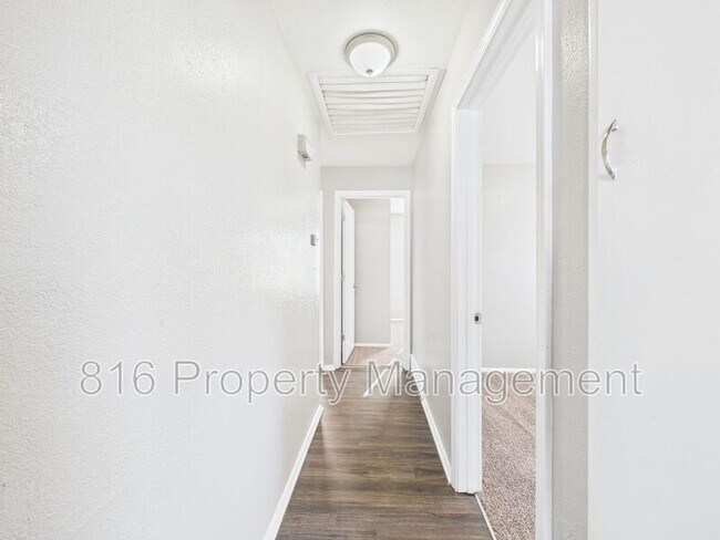 Building Photo - 721 N Rogers St