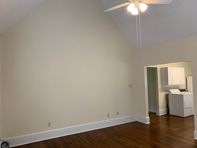 Building Photo - 223 Lyndon Ave