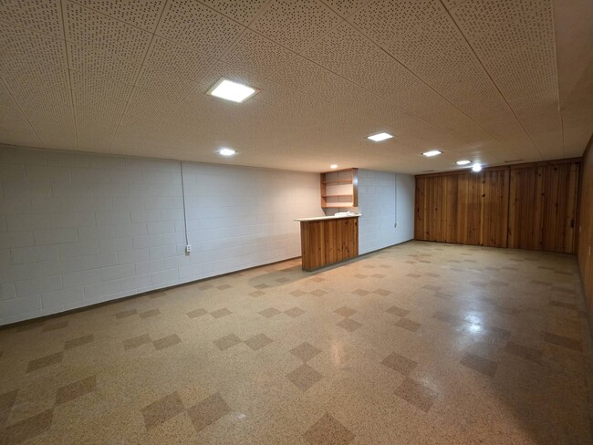 Building Photo - 821 N Rd 48