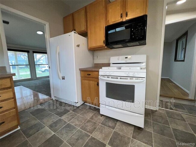 Building Photo - 32028 Maine St