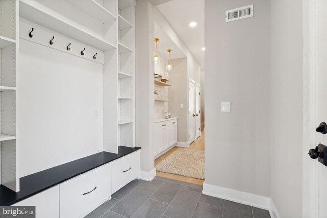 Building Photo - 345 E Gorgas Ln