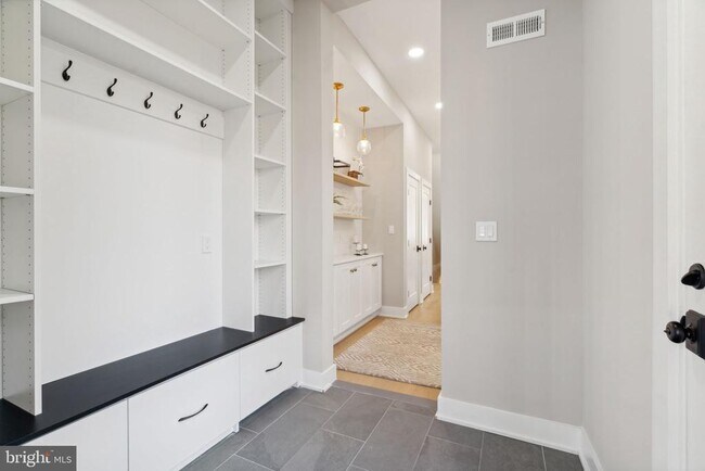 Building Photo - 347 E Gorgas Ln