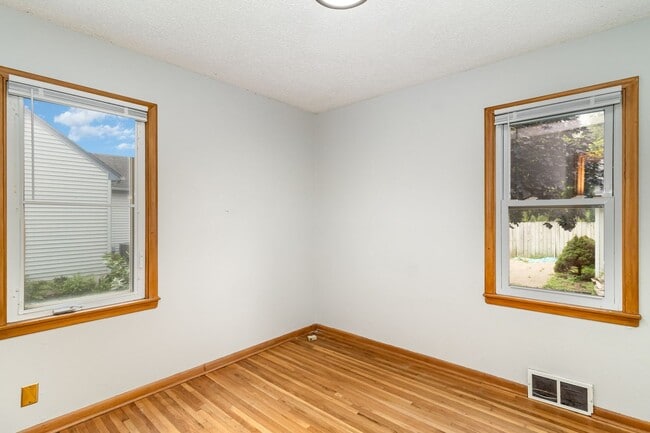 Building Photo - Beautiful 4 Bed 2 Bath Home With Fence and...