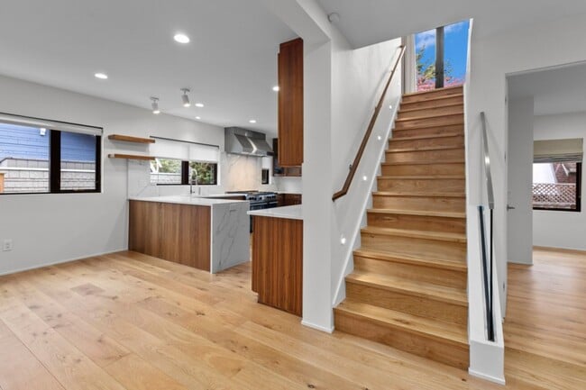 Building Photo - 4Bd/3Ba Seattle House