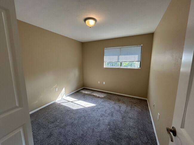 Building Photo - 2 Story Townhouse in Hawthorne Reserve