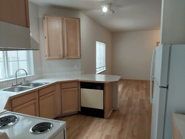 Building Photo - 2443 Undine St