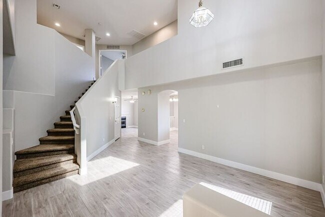 Building Photo - Beautiful 4 Bed 2000+ SFT property in Wind...