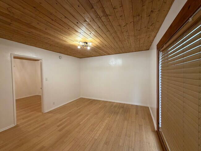 Extra Lounge Room - 20 20th Ave