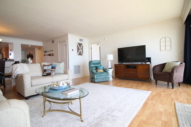Building Photo - REEF CONDO DIRECT OCEAN FRONT