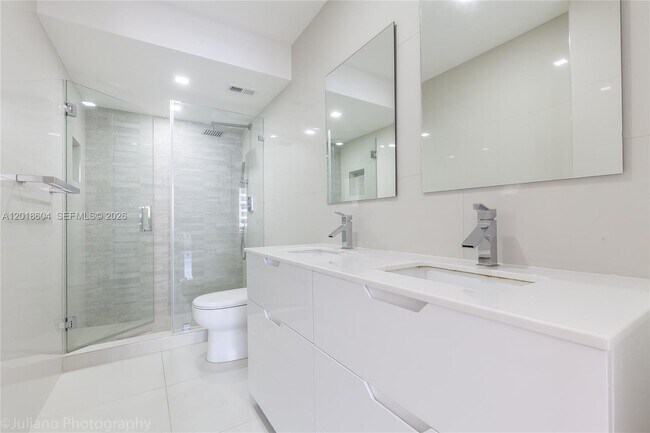 Building Photo - 5555 Collins Ave
