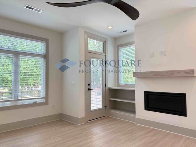 Building Photo - Modern 4-Bed / 4-Bath Townhome with Covered Patio, Deck & Garage – Inside the Beltline Near Downt...