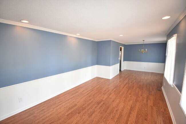 Building Photo - Beautiful 3 Bedroom and 2 Bath Home (No Pets)