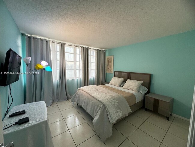 Building Photo - 1817 S Ocean Dr