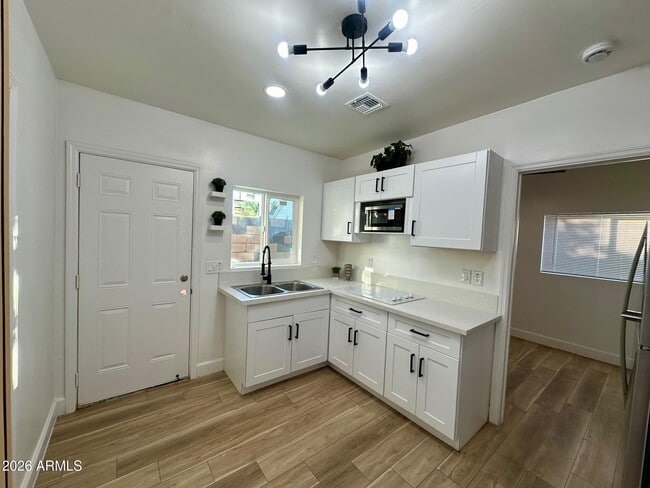 Building Photo - 3125 E Oak St