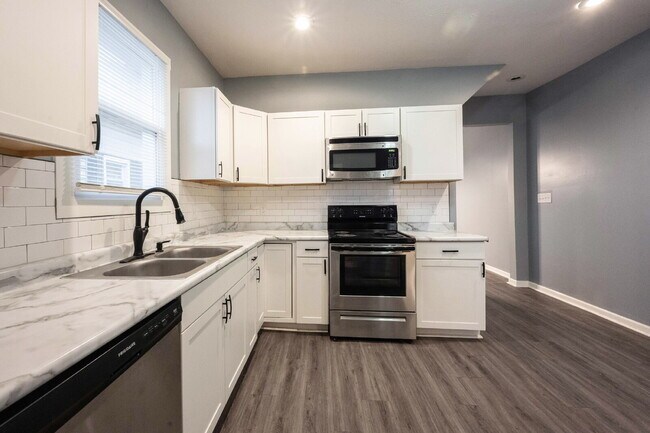 Building Photo - 642 N Parker Ave