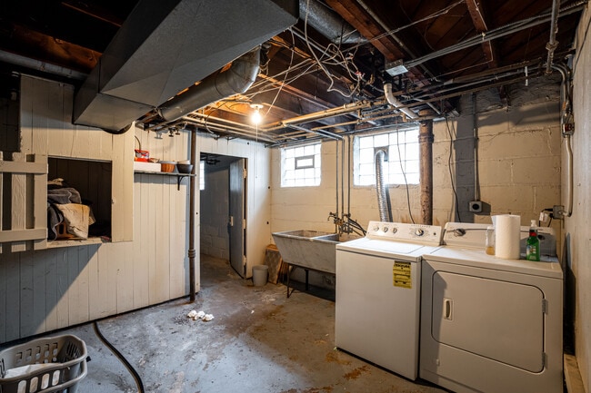 Building Photo - 522 N 65th St