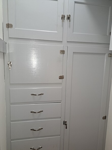 Closet - 303 E Lincoln Ave