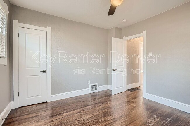Building Photo - 1418 Roslyn St