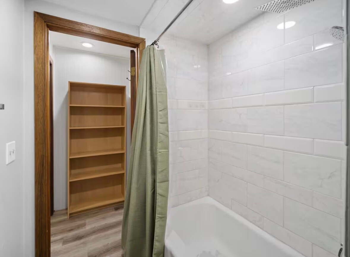 Building Photo - 2117 W Riverside Ave