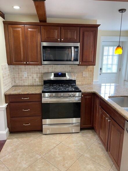 gas self-cleaning stove - 71 North Road