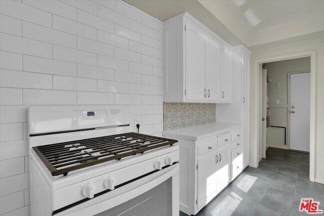 Building Photo - 3800 Roxton Ave