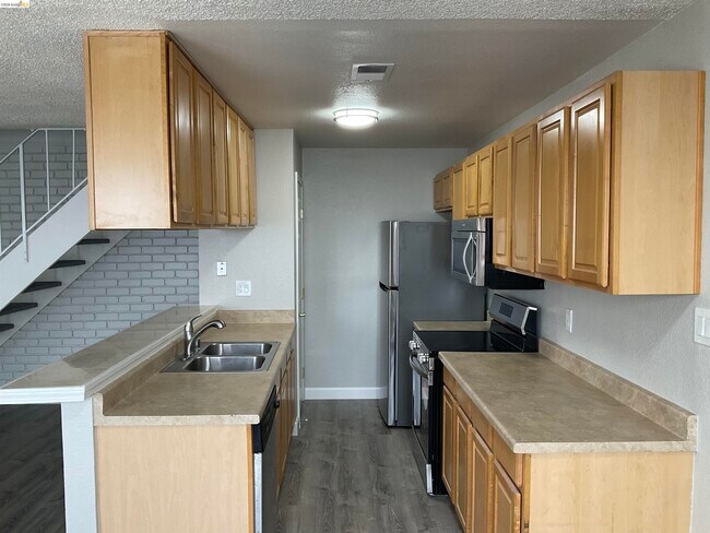 Building Photo - 1202 Sycamore Dr