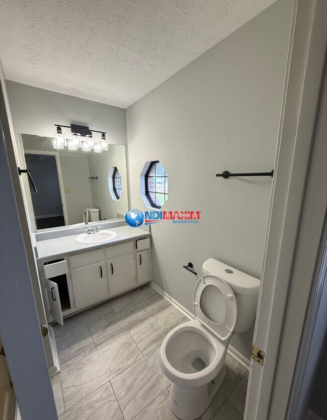 Building Photo - Renovated apartment part of a 4-plex in Sn...